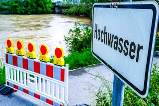 Foto: Hochwasserschild vor gesperrtem Uferweg